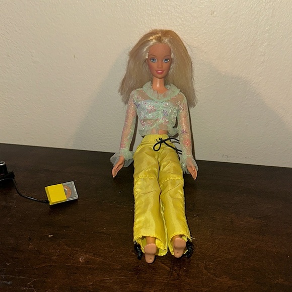 Vintage Mattel Barbie Doll Generation Girl w/ Outfit, Headphone, & Camera - Picture 14 of 15